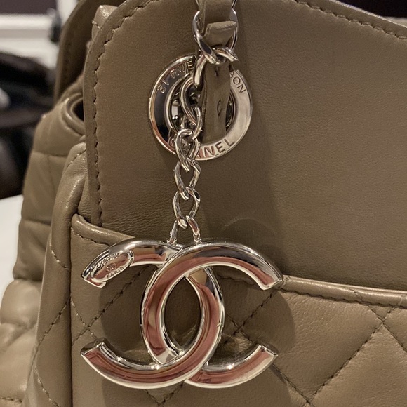 RARE - Authentic CHANEL - Limited Edition - Quilted Lambskin GST /500 - Picture 4 of 16